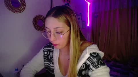 Snapshot of bonny_clyde_xx_ chatting on December 12, 5:42 am Soffy Brooks Independent model online show from December 12, 5:42 am
