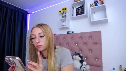 Snapshot of bonny_clyde_xx_ chatting on October 10, 1:37 am Soffy Brooks Independent model online show from October 10, 1:37 am