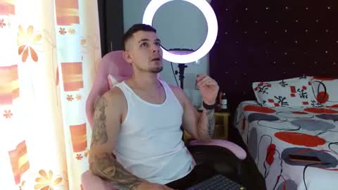 Snapshot of booyhott_ chatting on October 31, 6:53 pm booyhott_ online show from October 31, 6:53 pm