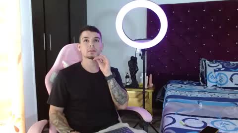 Snapshot of booyhott_ chatting on November 5, 6:52 pm booyhott_ online show from November 5, 6:52 pm