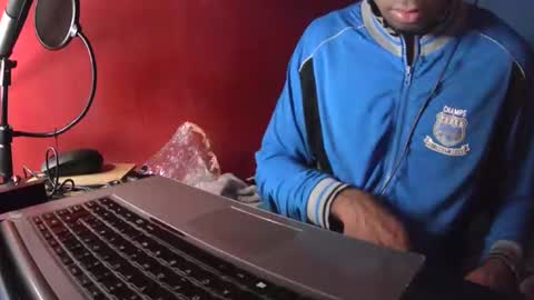 Snapshot of boss_playa98 chatting on February 15, 8:33 am boss_playa98 online show from February 15, 8:33 am