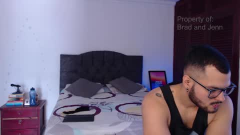 Snapshot of bradandjenn chatting on December 31, 2:36 pm Your favorite couple and the best butt on Chatur online show from December 31, 2:36 pm