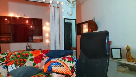 Bradley Martinez online show from February 2, 4:05 am