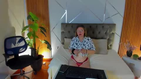 Snapshot of brenda_hertz chatting on December 16, 11:26 am BRENDA online show from December 16, 11:26 am