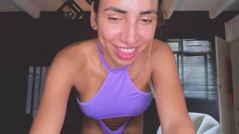 brendaaguerra online show from January 7, 8:10 pm