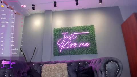 Snapshot of brianathompson chatting on January 29, 10:11 pm BRIANA online show from January 29, 10:11 pm