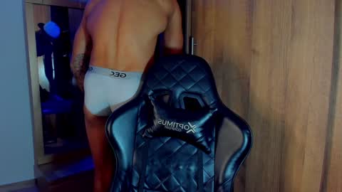 Snapshot of bryan_boy_ chatting on December 13, 10:55 pm bryan online show from December 13, 10:55 pm