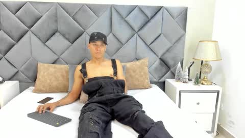 Snapshot of buda_and_cataleya_ chatting on December 14, 3:17 pm Buda y Cataleya online show from December 14, 3:17 pm