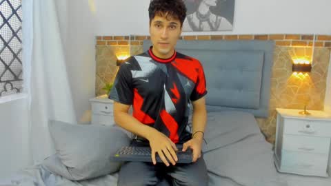 Snapshot of buddy_whitte chatting on February 7, 5:29 pm Buddy Whitte online show from February 7, 5:29 pm