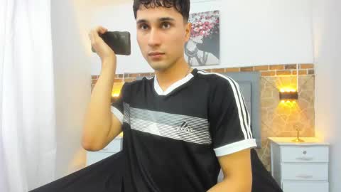 Snapshot of buddy_whitte chatting on February 17, 5:32 pm Buddy Whitte online show from February 17, 5:32 pm