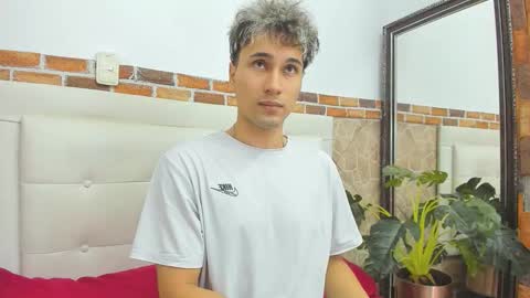 Snapshot of buddy_whitte chatting on September 11, 12:05 pm Buddy Whitte online show from September 11, 12:05 pm