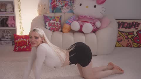 Snapshot of bunnydollstella chatting on January 6, 11:31 pm Stella online show from January 6, 11:31 pm