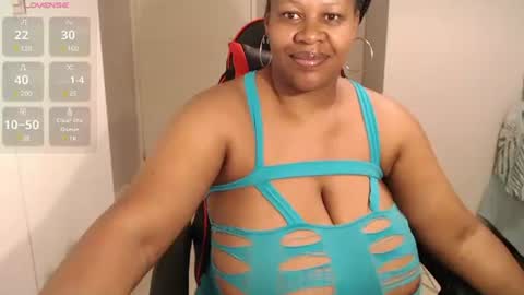 Snapshot of bustylisa85 chatting on December 8, 8:15 pm lisa online show from December 8, 8:15 pm