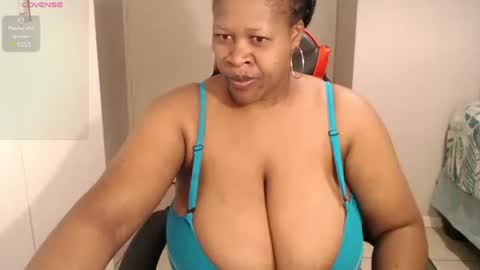 Snapshot of bustylisa85 chatting on December 15, 3:13 am lisa online show from December 15, 3:13 am