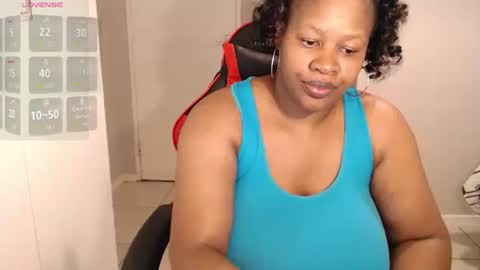 Snapshot of bustylisa85 chatting on February 19, 8:33 am lisa online show from February 19, 8:33 am