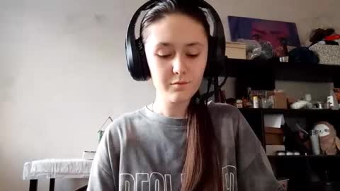 Snapshot of caitlynvuono chatting on December 14, 12:43 pm Sara online show from December 14, 12:43 pm