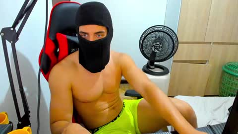 Snapshot of calihotcaliente27 chatting on December 9, 1:13 pm calihotcaliente27 online show from December 9, 1:13 pm