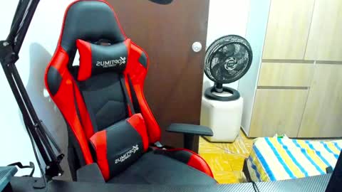 Snapshot of calihotcaliente27 chatting on January 11, 9:57 am calihotcaliente27 online show from January 11, 9:57 am