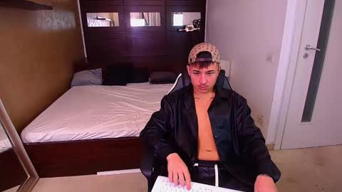 Snapshot of callumpike chatting on December 14, 6:30 am CallumPike online show from December 14, 6:30 am