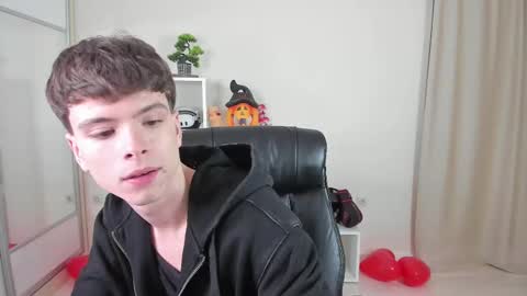 Hey I am Calvin  online show from February 16, 7:05 pm