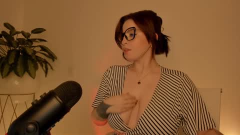 Snapshot of camidoll_10 chatting on December 22, 7:31 pm camila online show from December 22, 7:31 pm