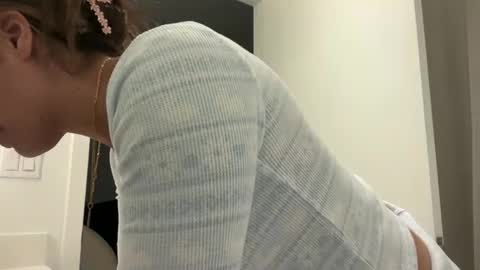 Snapshot of camiliakxoxo chatting on November 10, 1:48 am camiliakxoxo online show from November 10, 1:48 am