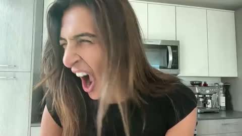 Snapshot of camiliakxoxo chatting on November 16, 2:00 pm camiliakxoxo online show from November 16, 2:00 pm