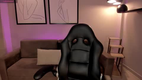 Snapshot of candaserussell chatting on September 9, 4:50 pm Candanse R online show from September 9, 4:50 pm