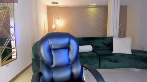 Snapshot of candaserussell chatting on October 2, 8:16 pm Candanse R online show from October 2, 8:16 pm