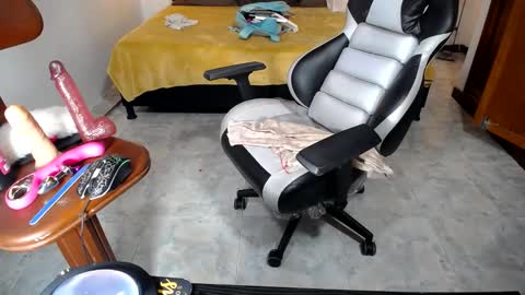 Snapshot of candy_hairy chatting on January 8, 9:21 am candy online show from January 8, 9:21 am