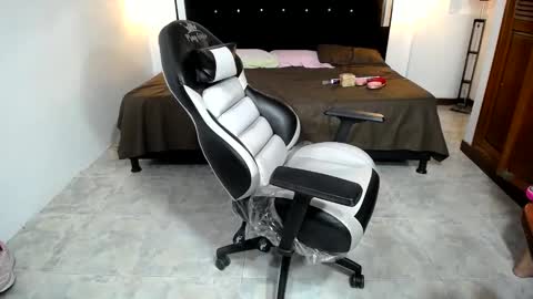 Snapshot of candy_hairy chatting on January 28, 11:50 pm candy online show from January 28, 11:50 pm