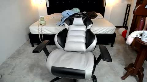 Snapshot of candy_hairy chatting on February 16, 2:31 am candy online show from February 16, 2:31 am