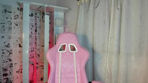 Snapshot of candy_hes chatting on December 11, 2:30 am Nickol online show from December 11, 2:30 am