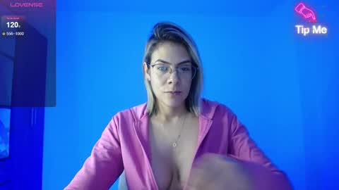 Snapshot of candydowson1 chatting on January 6, 11:07 am Candy Dowson online show from January 6, 11:07 am