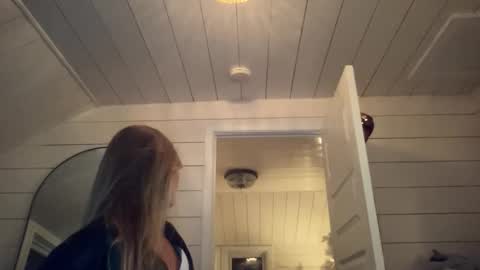 Snapshot of carlybora chatting on November 25, 5:07 am Carly Bora online show from November 25, 5:07 am