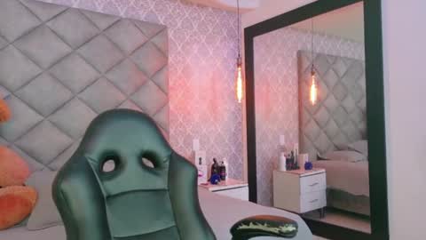 caro_adams1 online show from November 17, 12:44 pm