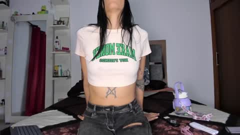 Snapshot of caroline_m8 chatting on December 31, 3:45 am CAROLINE online show from December 31, 3:45 am