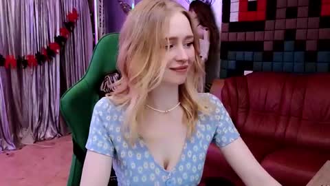 Snapshot of carolinedjoi chatting on November 11, 12:38 pm Caroline online show from November 11, 12:38 pm