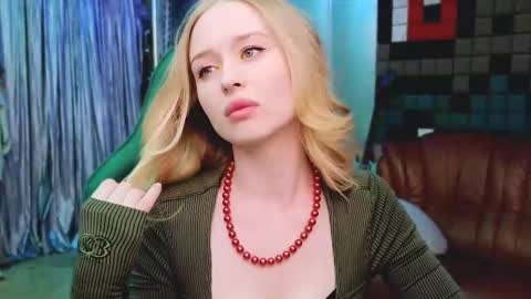 Snapshot of carolinedjoi chatting on November 25, 4:40 pm Caroline online show from November 25, 4:40 pm