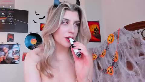 Im Cassie3 online show from October 31, 7:53 am