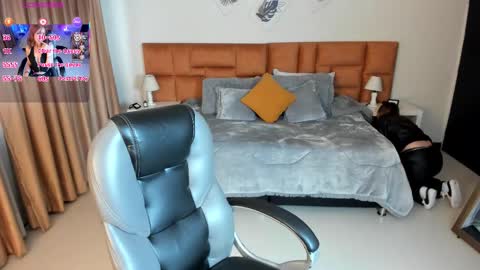 catti_brie_ online show from October 28, 12:09 pm