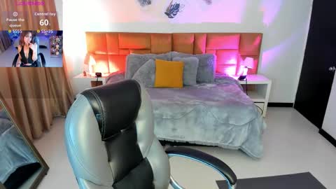 catti_brie_ online show from October 30, 11:55 am