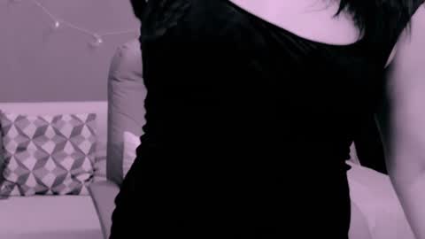 The Queen online show from December 1, 5:24 pm