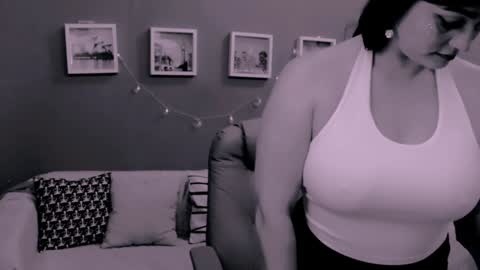 The Queen online show from December 7, 1:47 am