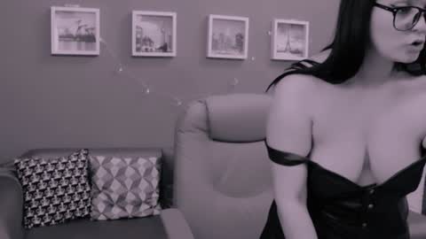 The Queen online show from December 8, 11:08 pm