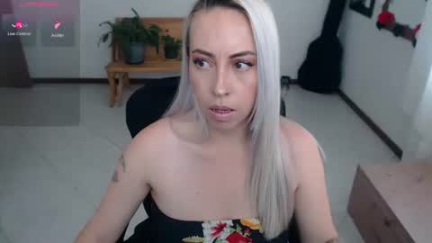 charlottezoe online show from December 1, 5:57 pm