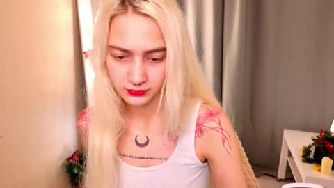 Snapshot of charmingchickk chatting on December 16, 6:07 am Eva online show from December 16, 6:07 am