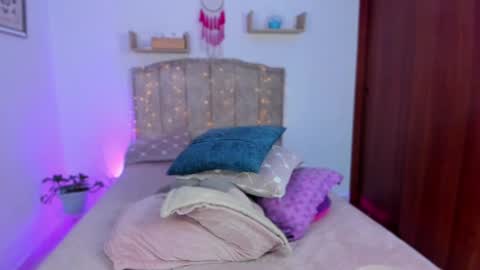 Snapshot of cherries_and_wine_ chatting on December 2, 7:16 pm cherries_and_wine_ online show from December 2, 7:16 pm