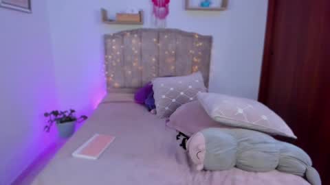 Snapshot of cherries_and_wine_ chatting on December 7, 7:10 pm cherries_and_wine_ online show from December 7, 7:10 pm