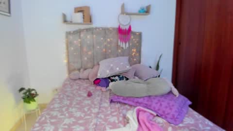 Snapshot of cherries_and_wine_ chatting on February 6, 11:37 pm cherries_and_wine_ online show from February 6, 11:37 pm